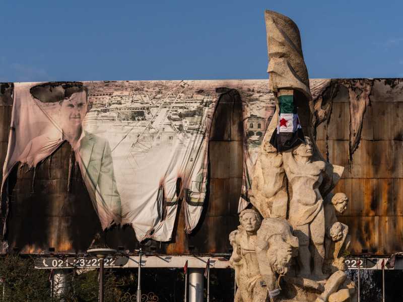 L'effige di Assad lacerata dai ribelli ad Aleppo (foto Getty)