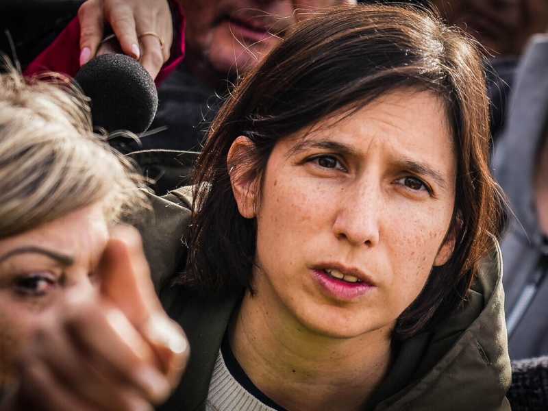 Stellantis di Schlein: "Elkann in Aula". La malizia: "È amica della sorella". La Bicamerale dell'auto con Meloni