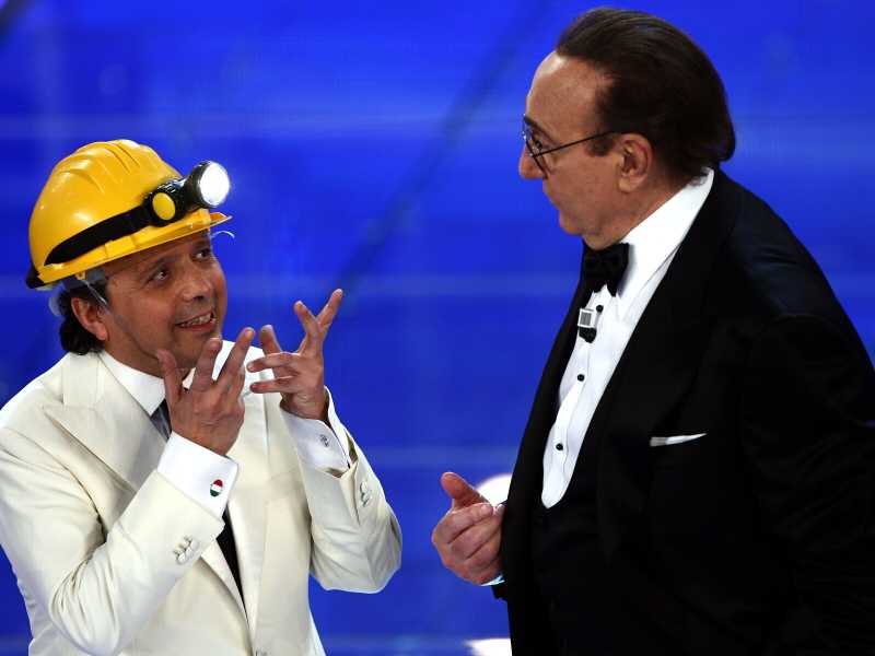 Piero Chiambretti e Pippo Baudo sul palco di Sanremo nel 2008 (Ansa)