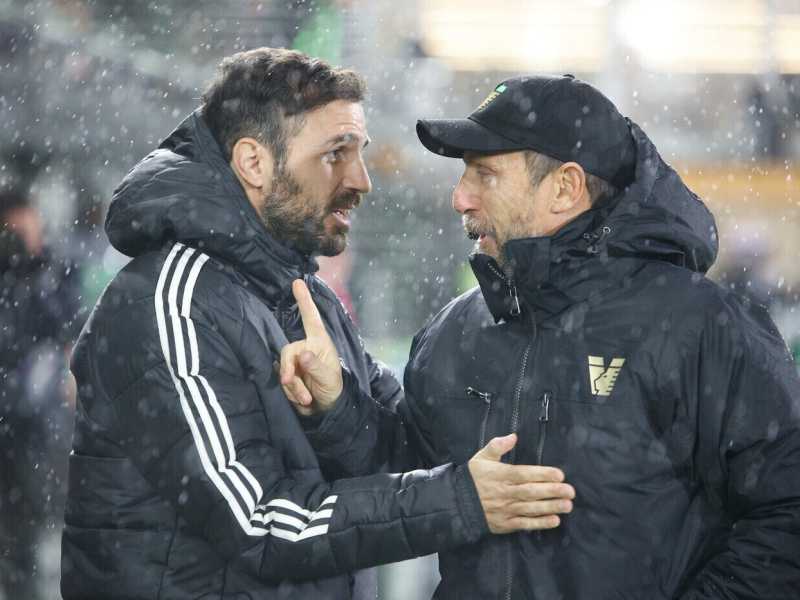 Cesc Fàbregas ed Eusebio Di Francesco nella bufera dello stadio Penzo di Venezia (foto LaPresse) <br />
