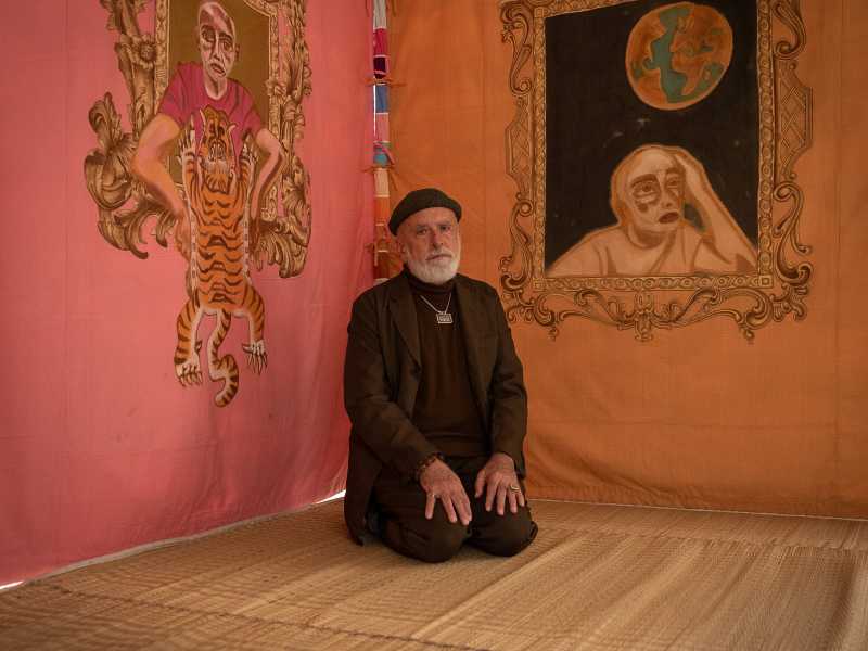 Francesco Clemente all’interno di una delle opere di “Anima nomade”, al Palazzo Esposizioni di Roma fino al 30 marzo 2025 © Alberto Novelli <br />