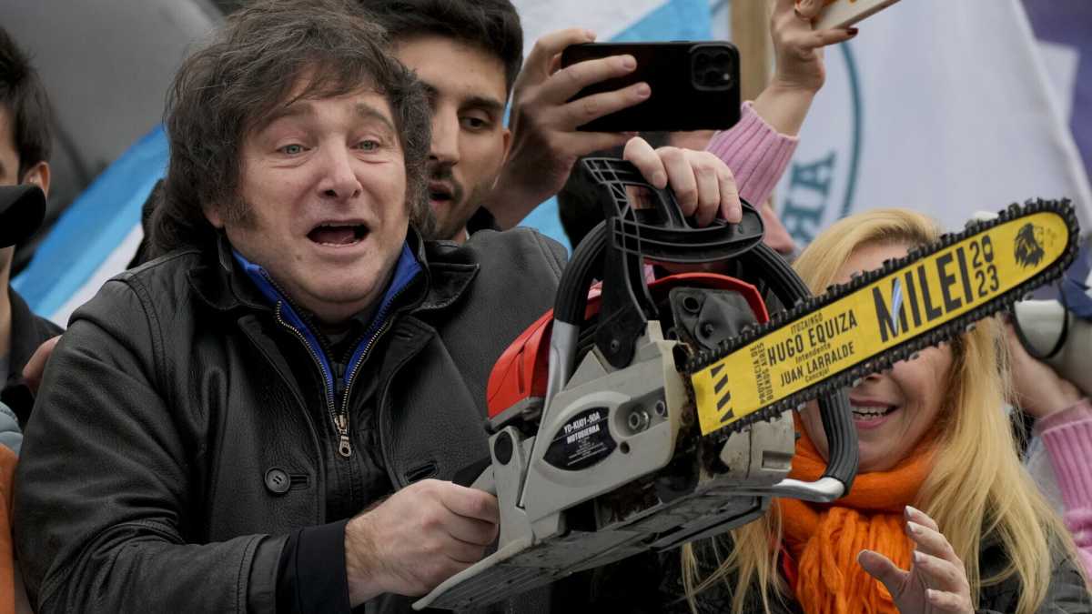 Immagine di Javier Milei, un anno di motosega