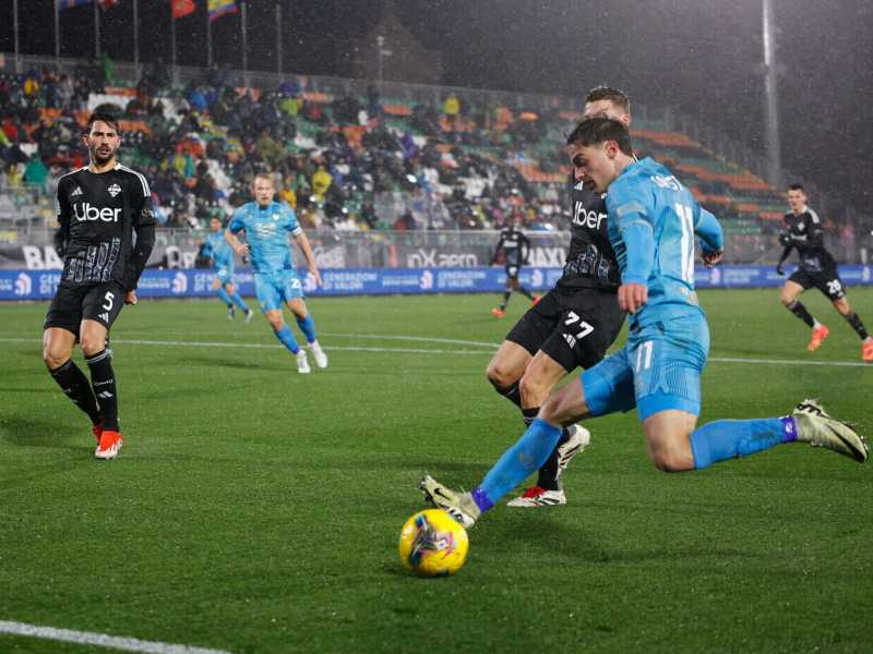 Un'azione dell'attaccante del Venezia Gaetano Oristanio contro il Como (foto LaPresse)