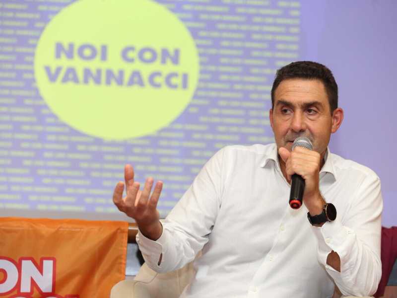 Vannacci e il mondo immobile: associazioni in conflitto e tanto situazionismo. La Lega lo sfotte