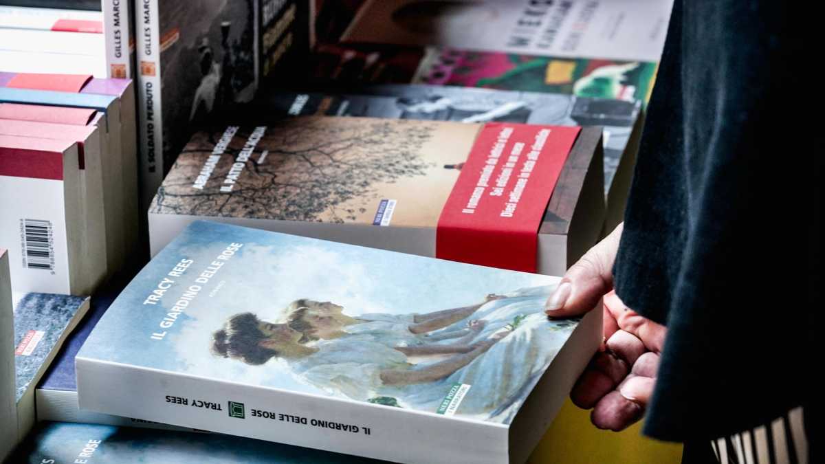 Immagine di La forza che nasce da due pile di libri che ricordano colonne malferme