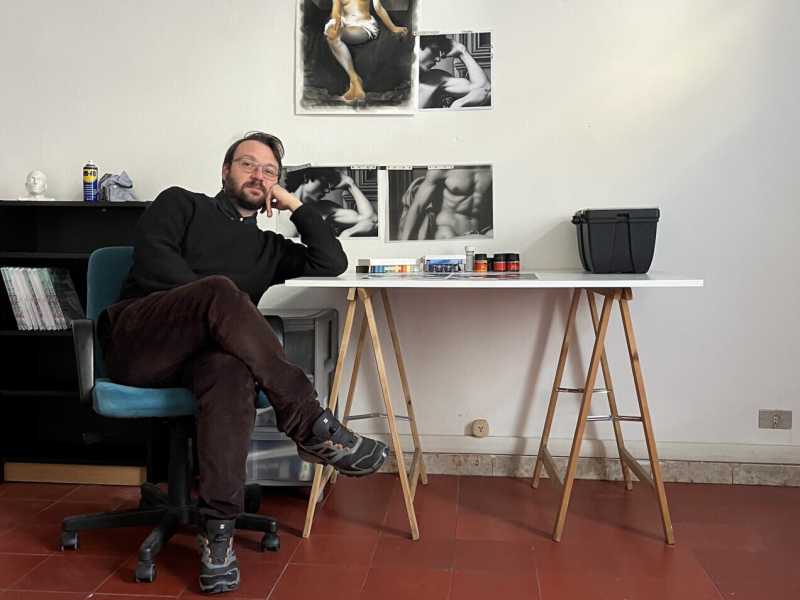 Corpi, materiali e intelligenza artificiale: l’universo creativo di Cosimo Veneziano