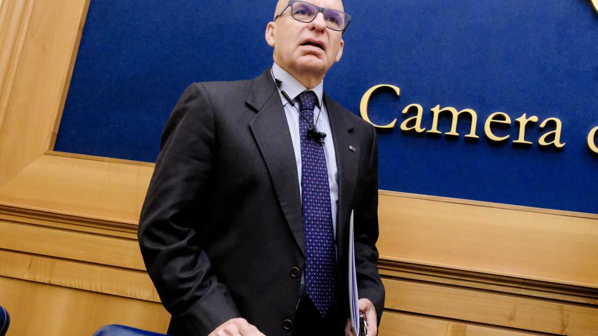 Immagine di Giordano (FdI) spiega il network di Meloni: "Non c'è solo Trump. Con il Ppe valori comuni”