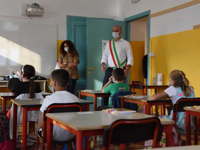 Il sindaco di Alzano Lombardo Camillo Bertocchi visita una scuola del suo comune nel settembre 2020 (foto Ansa)