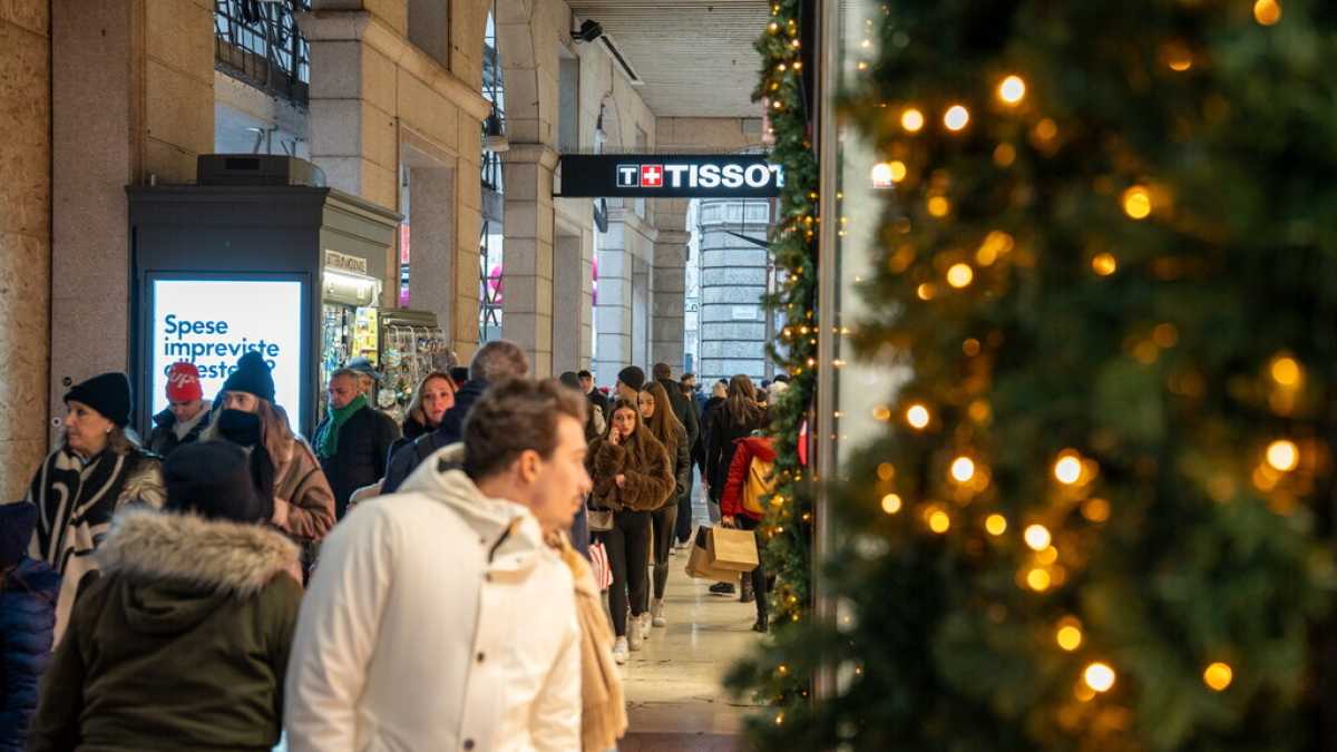 Immagine di Il Natale si è ridotto a uno sfavillio di luminarie riflesso nelle vetrine