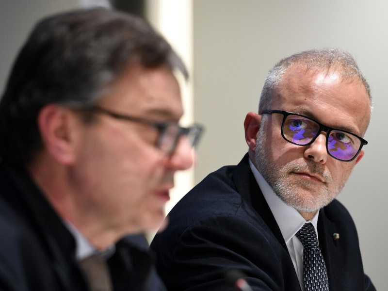 Ernesto Maria Ruffini con il ministro Giancarlo Giorgetti (foto Ansa)