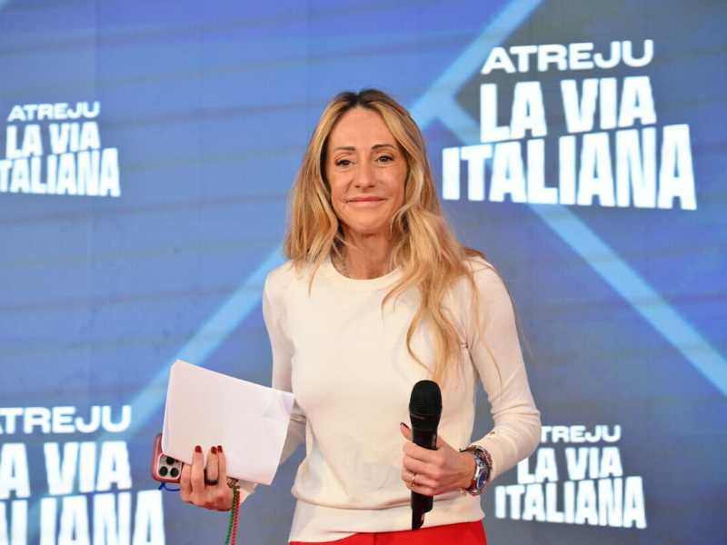 La stanza di Arianna Meloni: Atreju celebra la sorella della premier. Fila per salutarla dietro le quinte