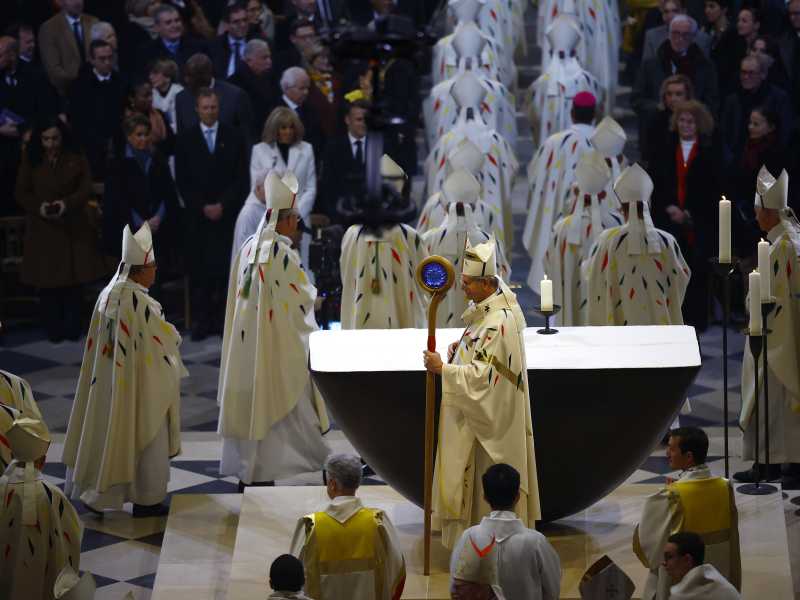 L&rsquo;arcivescovo di Parigi, mons. Laurent Ulrich, durante la celebrazione di domenica 8 dicembre, nella restaurata cattedrale di Notre-Dame (foto LaPresse)&nbsp;<br />