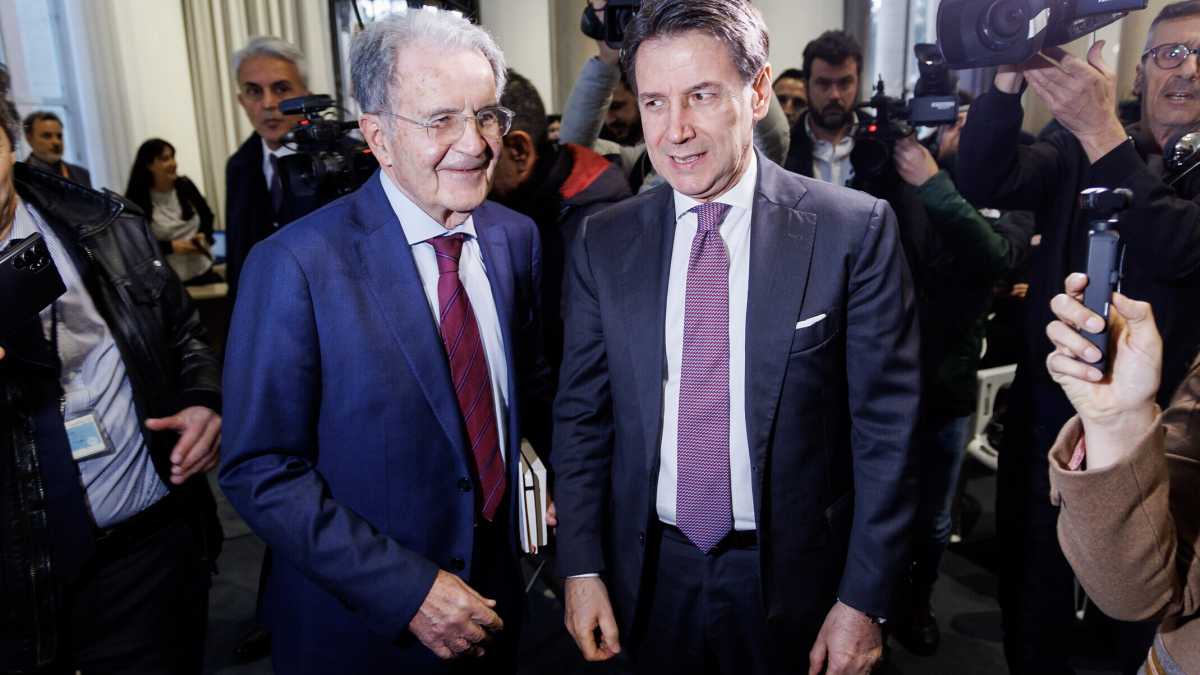 Immagine di Il Pd discute di federatori: Conte disorientato, Prodi ha un’idea