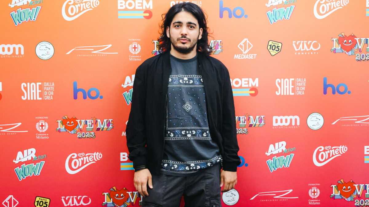 Immagine di La comicità, la libertà e il segreto dei timidi. Parla Max Angioni