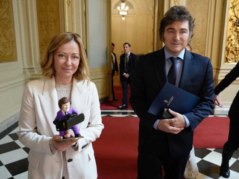 Milei e Meloni. La destra italiana è molto diversa dal liberista argentino
