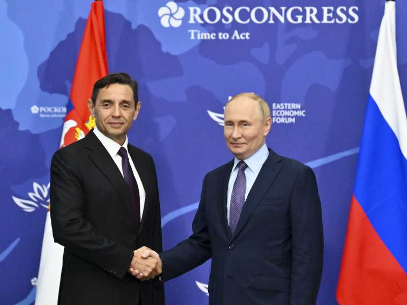 Il presidente russo Vladimir Putin e il vice primo ministro serbo Aleksandar Vulin (Kristina Kormilitsyna, Sputnik via AP)&nbsp;<br />