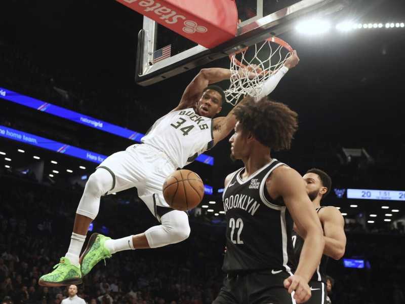 Una schiacciata di Giannis Antetokounmpo (foto Ap, via LaPresse)<br />
