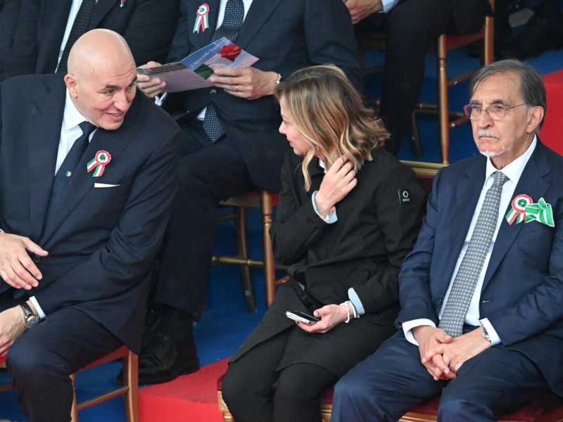 Il cortocircuito populista di Meloni sugli stipendi dei ministri. Giuli: "Il mio aumento? Lo donavo a Renzi"