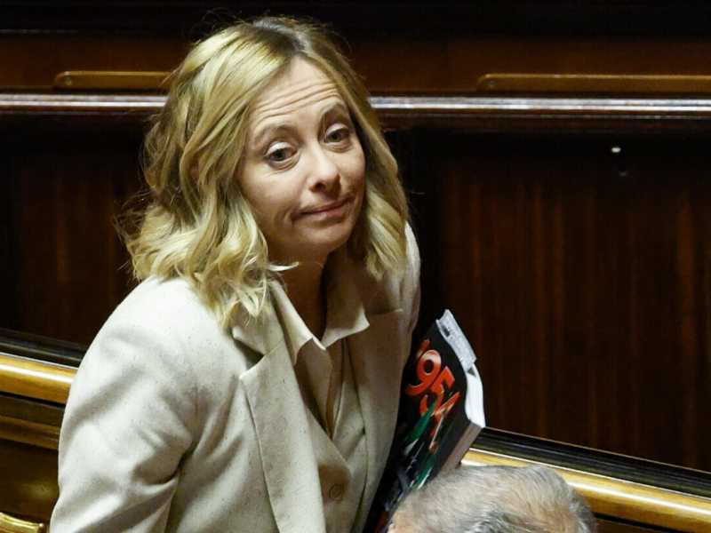 Il Senato come Atreju per il Meloni show tra urla e versi. Crisanti (Pd): "Da tirarle una scarpa"