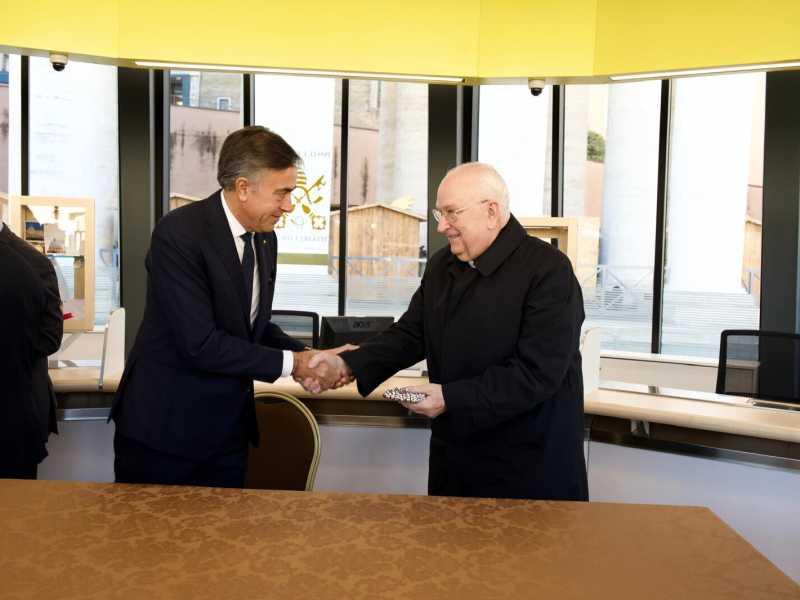 Da sinistra Giuseppe Lasco Direttore Generale Poste Italiane e Cardinale Fernando Vérgez Alzaga <br />