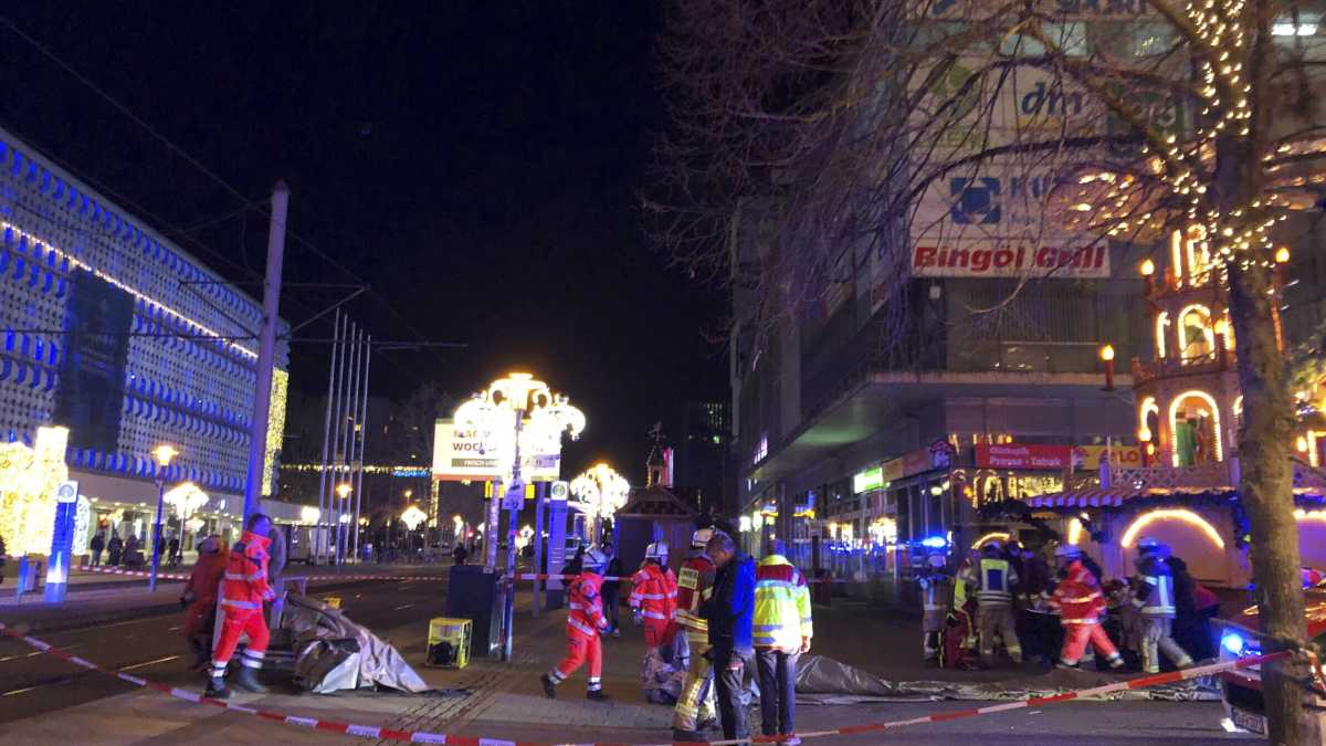 Immagine di Auto sul mercatino di Natale di Magdeburgo. Cosa sappiamo del presunto attentato in Germania