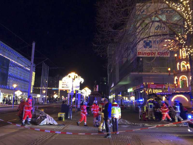 Auto sul mercatino di Natale di Magdeburgo. Cosa sappiamo del presunto attentato in Germania