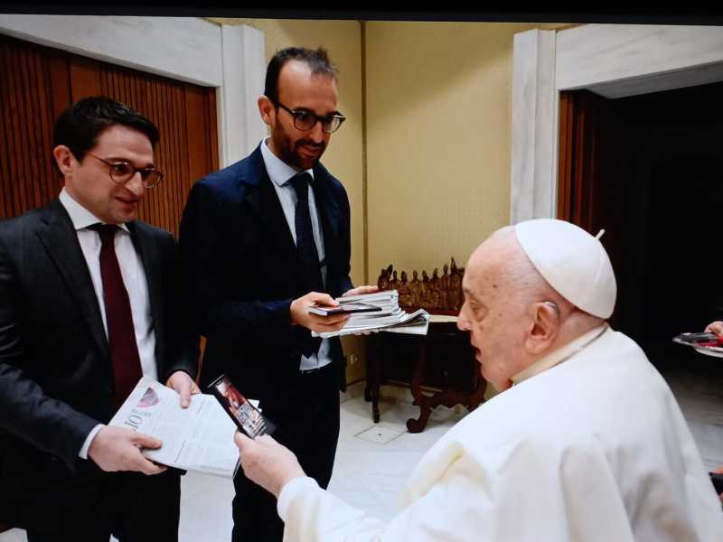 Il vangelo come uno smartphone, l'idea del Foglio che piace anche a Papa Francesco