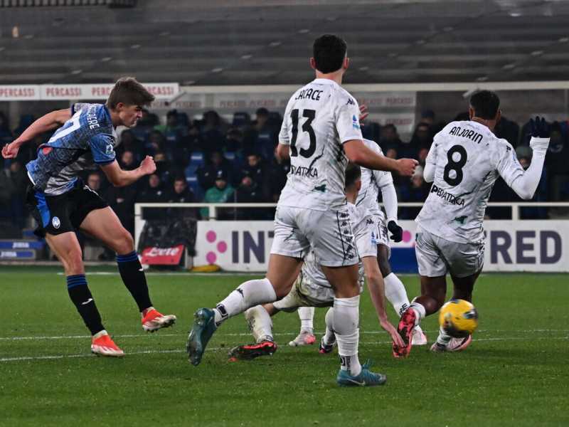 Il gol di Charles De Ketelaer (foto Ansa)