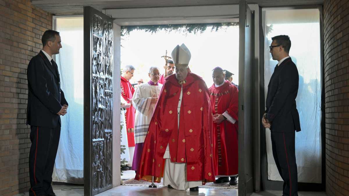 Immagine di Il Papa apre la Porta Santa a Rebibbia: il Giubileo entra in carcere per la prima volta
