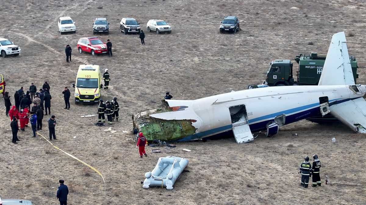 Immagine di Che cosa sappiamo dell'aereo precipitato in Kazakistan