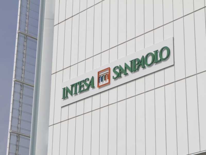 Il logo di Intesa Sanpaolo sul grattacielo progettato da Renzo Piano, sede centrale della banca (Foto di Marco Destefanis via Getty Images) <br />