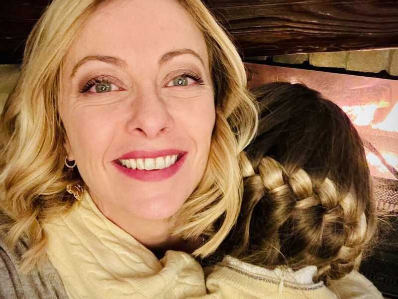Gli auguri dei politici: Schlein evita foto, Meloni con la figlia, Salvini e Tajani in video