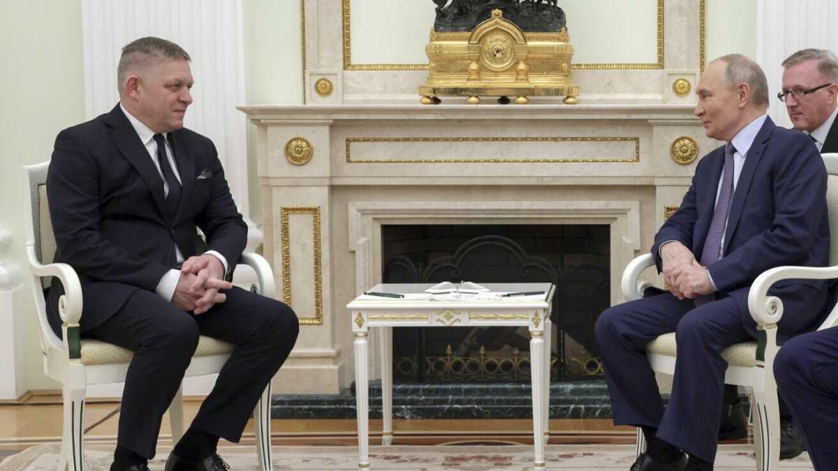 Immagine di I video da supereroe di Robert Fico, che va da Putin per mostrare, di nuovo, le spalle voltate all’occidente