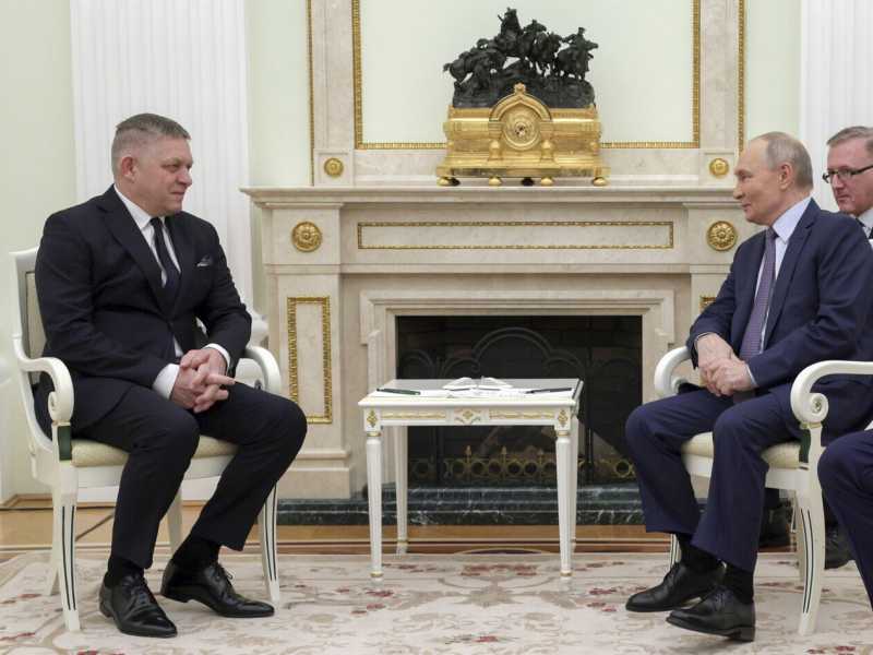 Putin con il premier slovacco Fico a Mosca (LaPresse) <br />