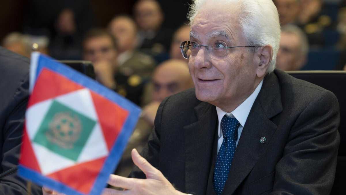 Immagine di Miracolo sul Colle. Ritratto di Sergio Mattarella in attesa del messaggio di fine anno