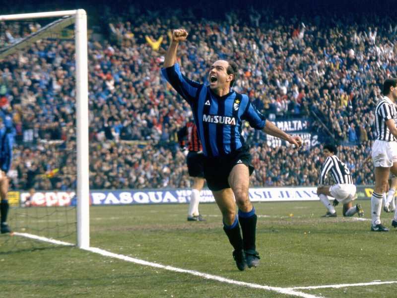 Fanna, con la maglia dell'Inter, esulta dopo la sua rete nel derby d'Italia del 15 marzo 1987 (Wikipedia)&nbsp;<br />