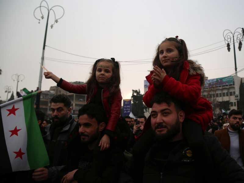 Celebrazioni della cacciata del presidente siriano Bashar Al-Assad, a Idlib, nella Siria nordoccidentale (Foto ANSA)