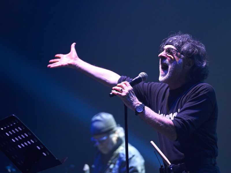 Franz Di Ciccio durante un concerto della PFM al Teatro Augusteo di Napoli (Emanuele Sessa via Getty Images) <br />
