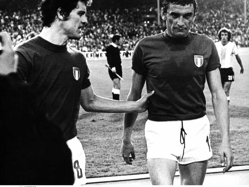 Gigi Riva con Fabio Capello con la maglia della Nazionale (foto LaPresse)