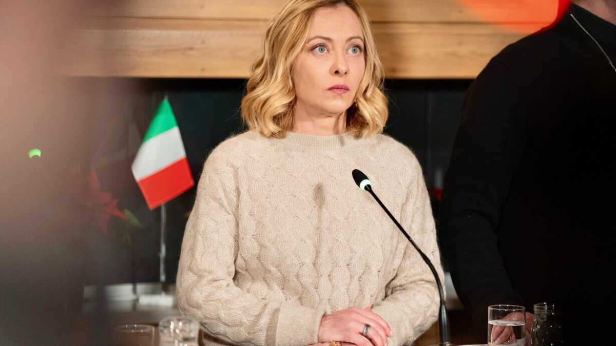 Immagine di "Togliere la fiamma dal simbolo? Non è all'ordine del giorno", dice Meloni