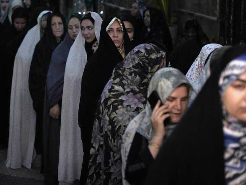 Alcune donne in fila per votare alle elezioni presidenziali del 5 luglio scorso in un seggio elettorale presso il santuario di San Saleh nel nord di Teheran (LaPresse)&nbsp;<br />