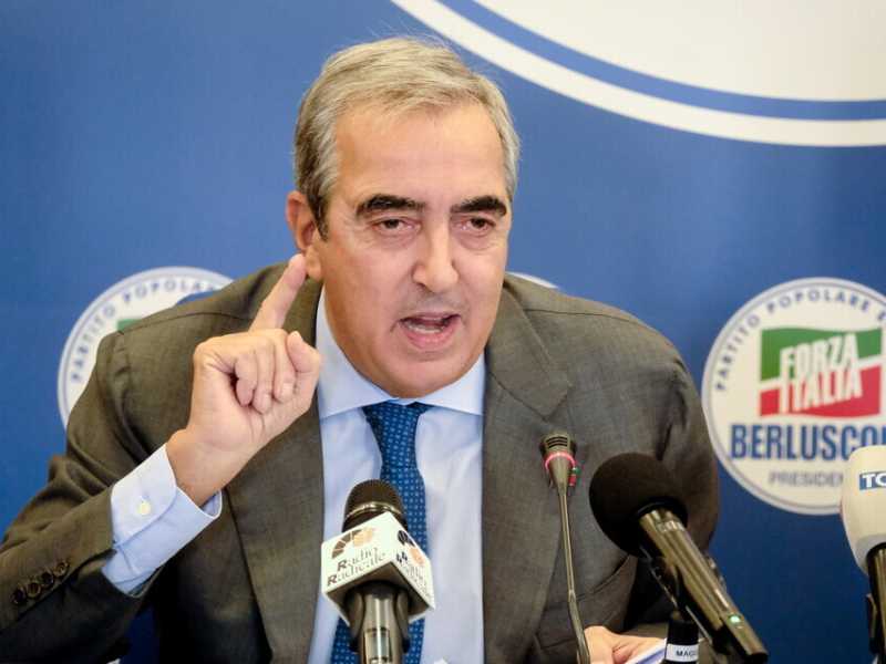 Gasparri: "Amo la fiamma come amo il Colosseo, ma nel simbolo se ne può fare anche a meno"
