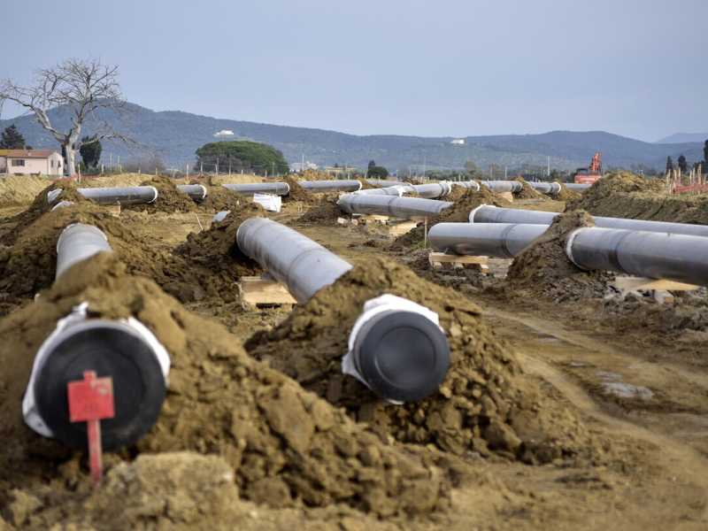I lavori per la posa delle tubature per il gasdotto dal porto per la nave Golar alla stazione rete nazionale gas, a Piombino (foto Ansa) <br />