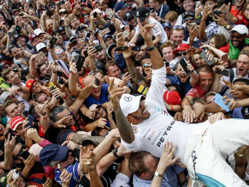 Lewis Hamilton compir&agrave; 40 anni il 7 gennaio. Nella F 1 moderna solo Mansell ha vinto a quell&rsquo;et&agrave;. Cos&igrave; lo aveva accolto Monza dopo la vittoria del 2018 (foto Mercedes F1)