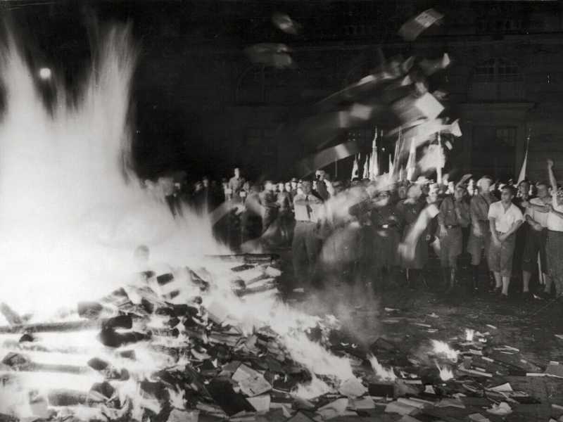 Rogo dei libri all'Opernplatz di Berlino nel 1933 durante la campagna "contro lo spirito antitedesco" (Foto di Imagno/Getty Images) <br />