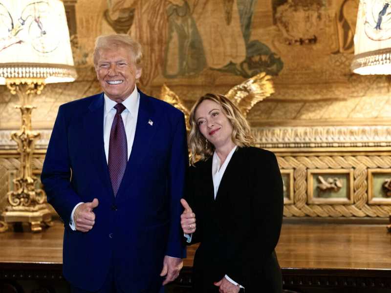 Meloni va a sorpresa da Trump a Mar-a-lago: pressing per Cecilia Sala