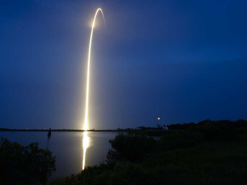 Un razzo SpaceX Falcon 9 con un carico di satelliti Internet Starlink V2 Mini decolla da Cape Canaveral nel luglio 2023 (AP/John Raoux) <br />