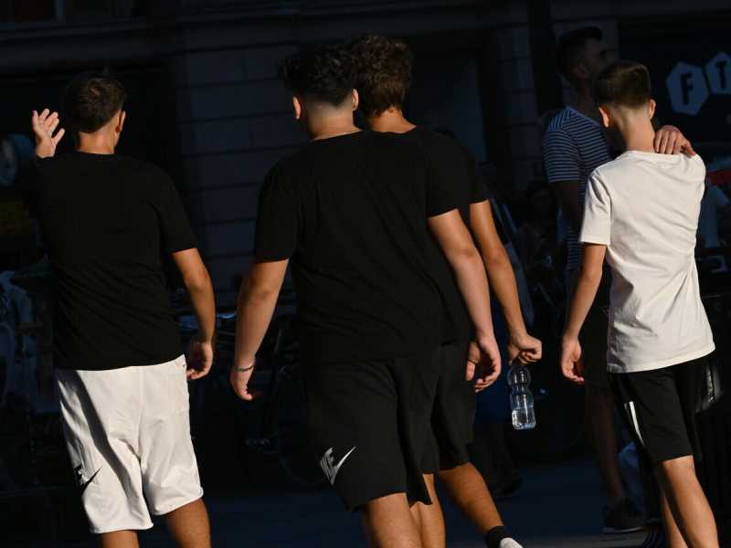 Perché gli allarmi sull'aumento di uso di droga e violenza tra i giovani sono ingiustificati