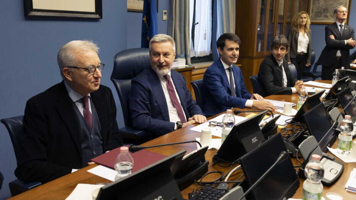 Immagine di Il caso Cecilia Sala al Copasir, l'ottimismo prudente di Mantovano. La doppia scommessa di Meloni con gli Usa