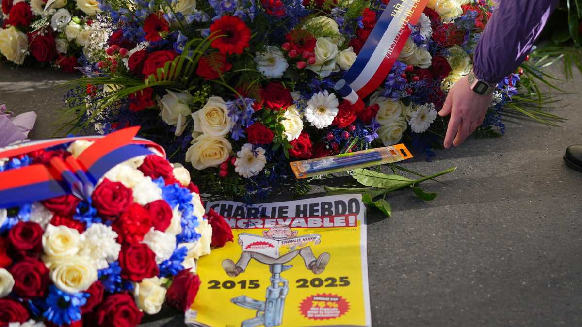 Immagine di Charlie Hebdo è sempre qui. La forza di sopravvivere e anzi insistere su un’idea di libertà e di ironia